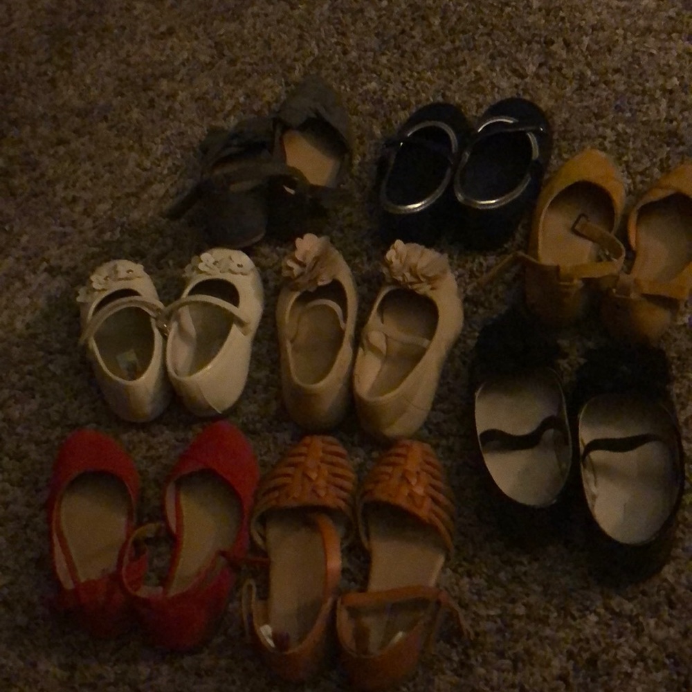 Little girls dress shoes.